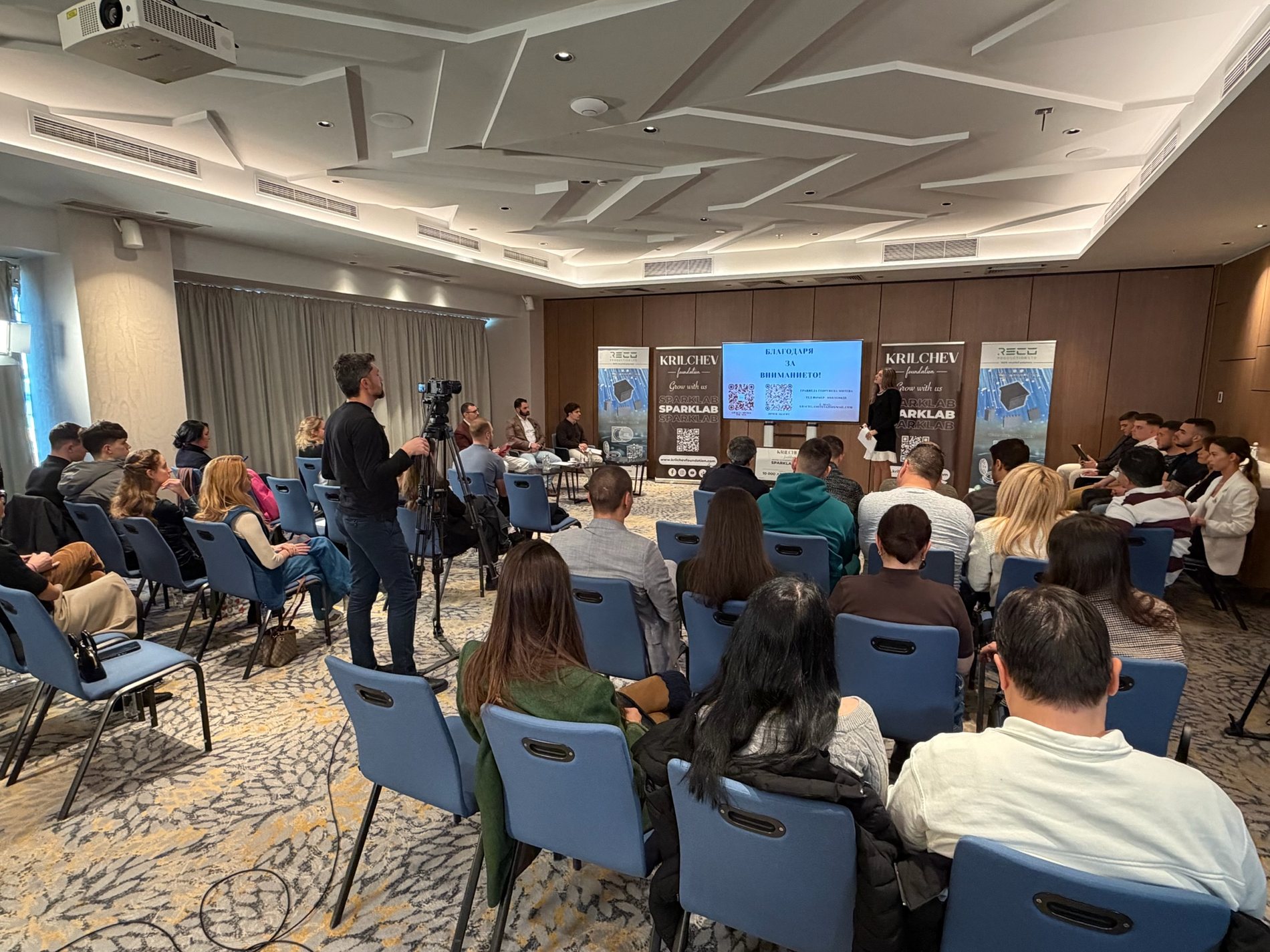 Публика по време на финала на SPARKLAB 2025 — кадър от предходния сезон на SHARKLAB